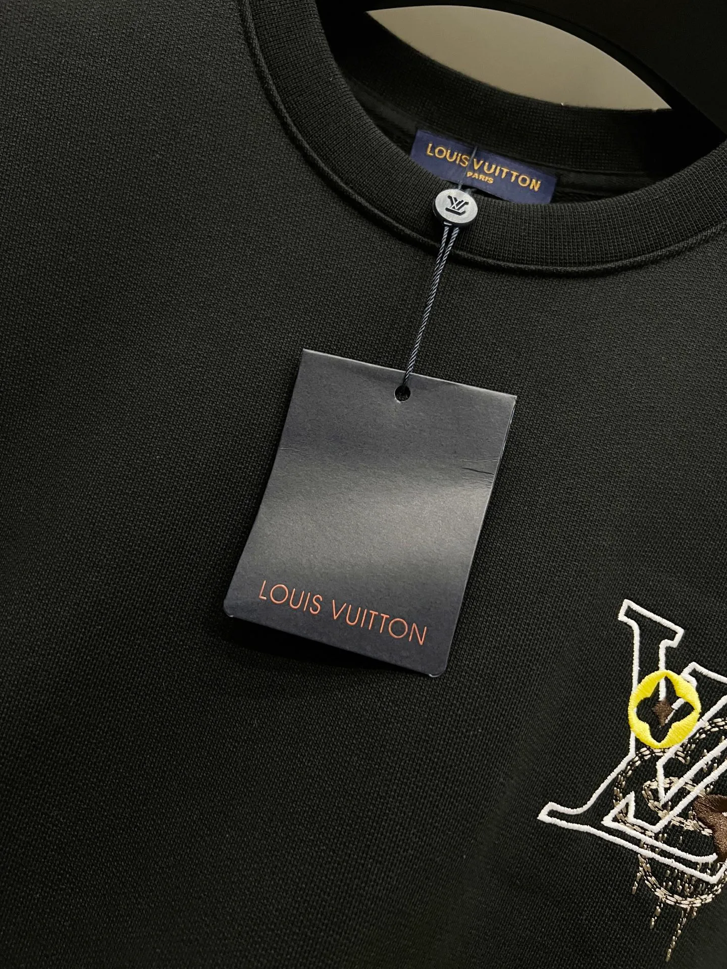 🅿️290 1v Louis* 2025 autumn and winter new style, customized 430g double yarn fabric, round neck long-sleeved sweatshirt, classic three-dimensional embroidery design, high-end version! The same loose version for men and women S M L XL XXL five sizes color black white